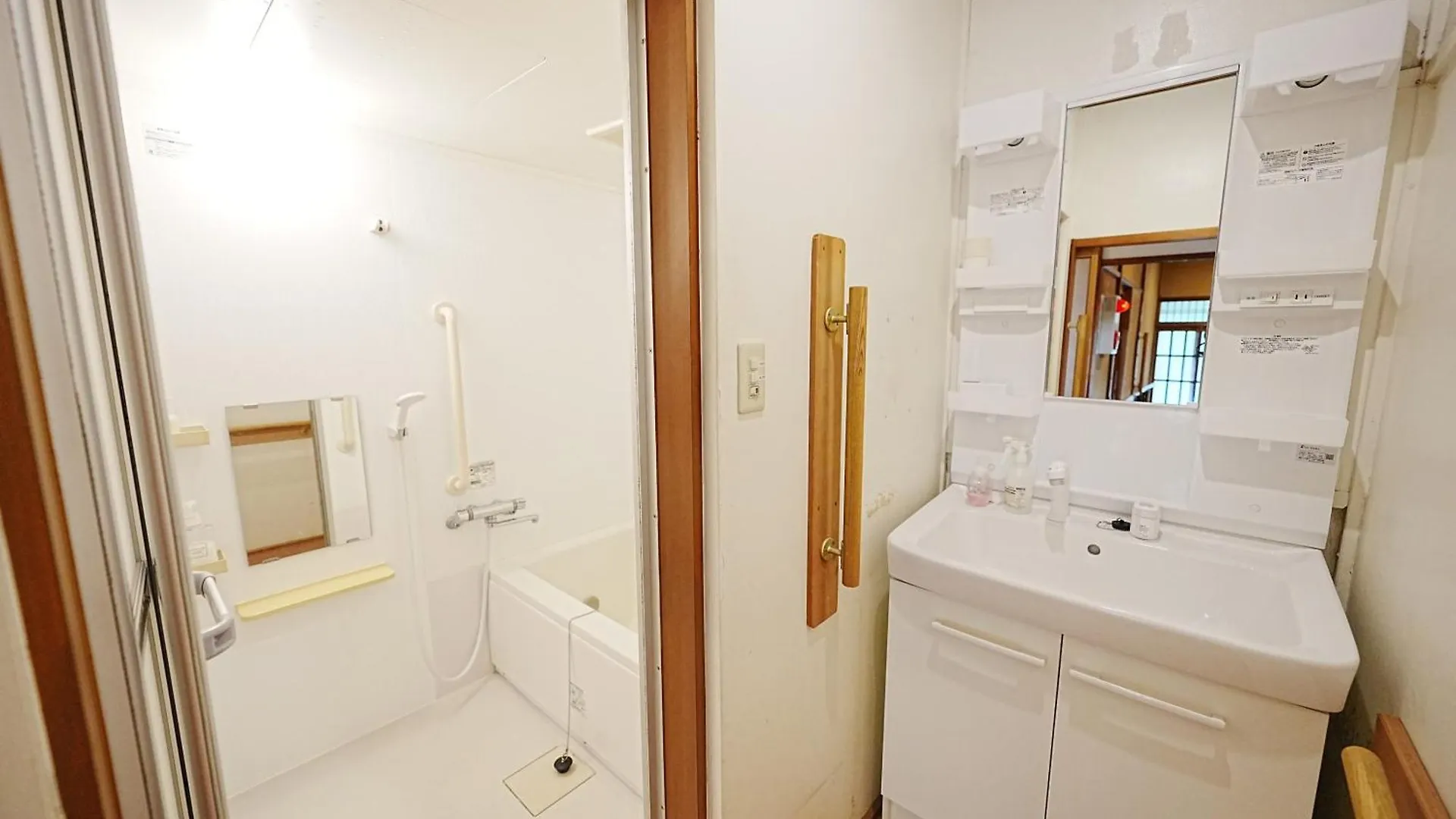 Family Or Business Travel 20 Percent Off丨200 Sqm 丨 14 Min To Shinjuku 丨century-Old Japanese Garden 丨3 Parking Spaces丨4 Bedrooms Tokyo 0*,  Japan